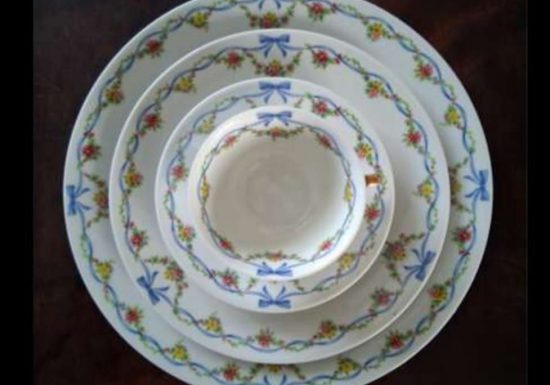 Exposition  de porcelaine au Château Chantelys