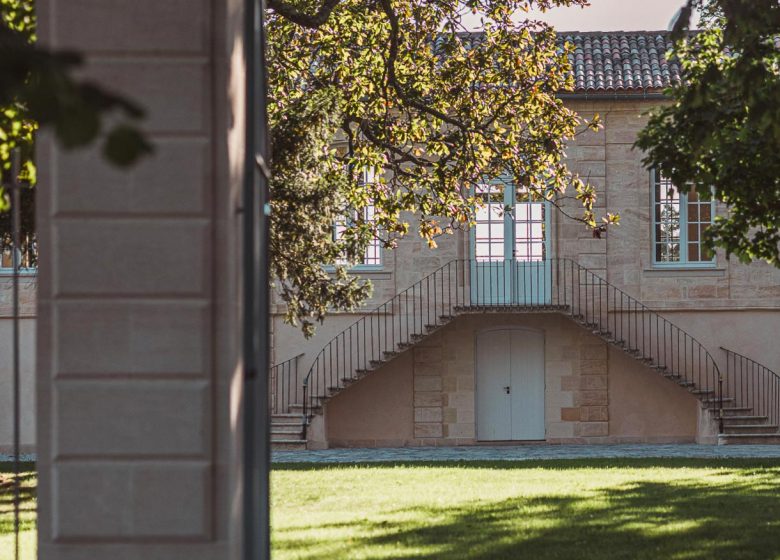 A visita do mestre da adega ao Château Laffitte Carcasset