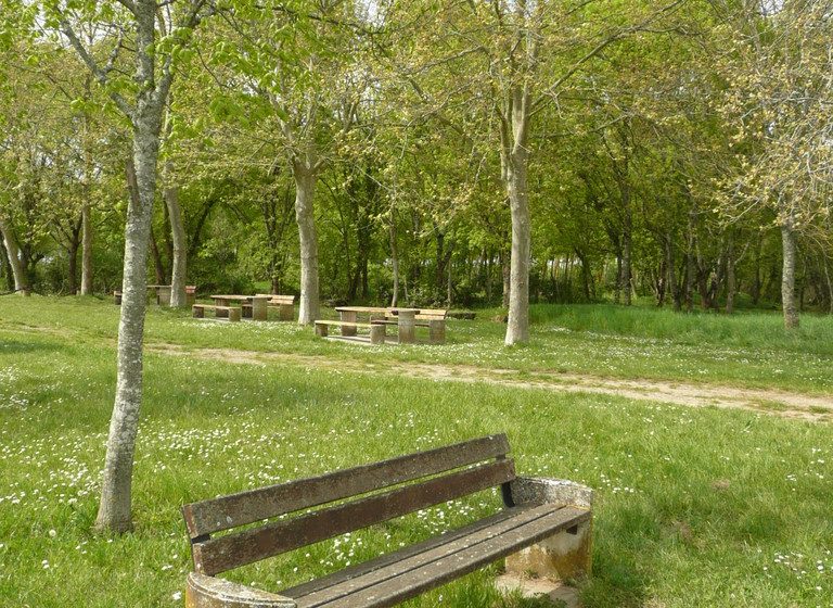 Picnic area at Beychevelle harbor