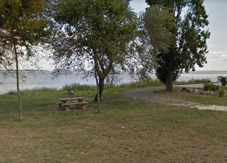 Picknickplatz im Hafen von La Chapelle de Saint-Estèphe