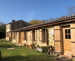 Le portail rouge – la longère